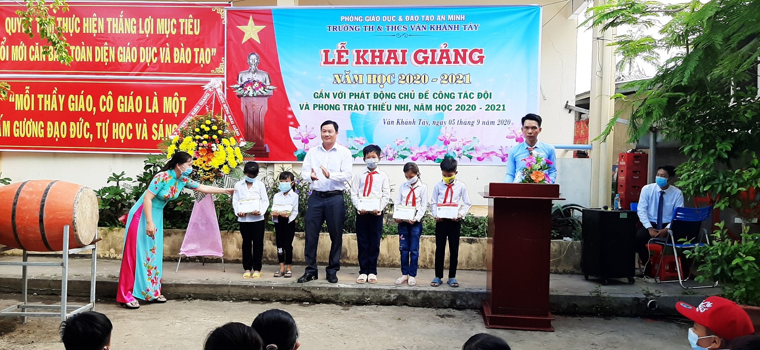 Anh Phạm Văn Khởi - Phó Bí thư huyện Đoàn An Minh trao những suất học bổng cho các em học sinh có hoàn cảnh khó khăn
